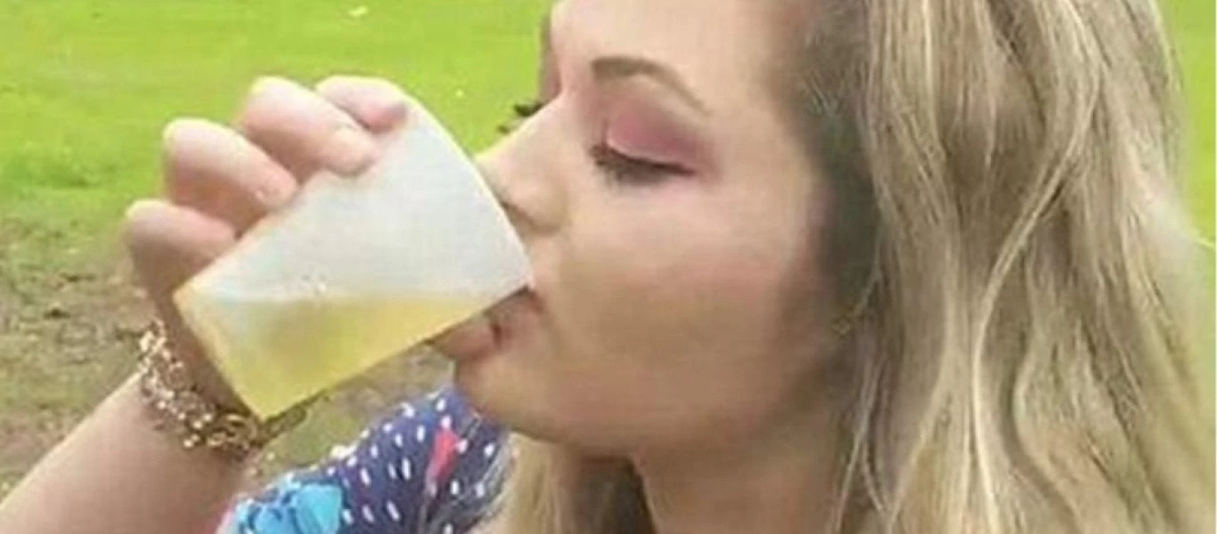 Τι άλλο θα δούμε; Νεαρή Αμερικανίδα πίνει τα ούρα του σκύλου της για τέλειο δέρμα και διάθεση! (βίντεο)